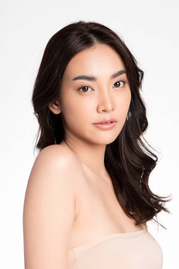 Beyaz arka planda temiz tenli güzel Asyalı kadın, yüz bakımı, yüz bakımı, kozmetoloji, güzellik ve kaplıca, Asyalı kadın portresi