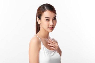 Beyaz arka planda temiz tenli güzel Asyalı kadın, yüz bakımı, yüz bakımı, kozmetoloji, güzellik ve kaplıca, Asyalı kadın portresi.