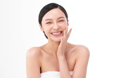 Beyaz arka planda temiz tenli güzel Asyalı kadın, yüz bakımı, yüz bakımı, kozmetoloji, güzellik ve kaplıca, Asyalı kadın portresi.