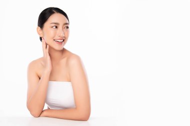 Beyaz arka planda temiz tenli güzel Asyalı kadın, yüz bakımı, yüz bakımı, kozmetoloji, güzellik ve kaplıca, Asyalı kadın portresi.