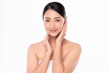 Beyaz arka planda temiz tenli güzel Asyalı kadın, yüz bakımı, yüz bakımı, kozmetoloji, güzellik ve kaplıca, Asyalı kadın portresi.