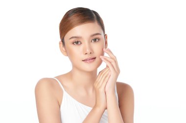 Beyaz arka planda temiz tenli güzel Asyalı kadın, yüz bakımı, yüz bakımı, kozmetoloji, güzellik ve kaplıca, Asyalı kadın portresi.