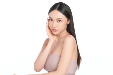 Beyaz arka planda temiz tenli güzel Asyalı kadın, yüz bakımı, yüz bakımı, kozmetoloji, güzellik ve kaplıca, Asyalı kadın portresi.