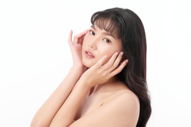 Beyaz arka planda temiz tenli güzel Asyalı kadın, yüz bakımı, yüz bakımı, kozmetoloji, güzellik ve kaplıca, Asyalı kadın portresi.