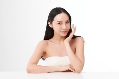 Beyaz arka planda temiz tenli güzel Asyalı kadın, yüz bakımı, yüz bakımı, kozmetoloji, güzellik ve kaplıca, Asyalı kadın portresi.