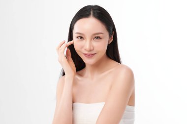 Beyaz arka planda temiz tenli güzel Asyalı kadın, yüz bakımı, yüz bakımı, kozmetoloji, güzellik ve kaplıca, Asyalı kadın portresi.