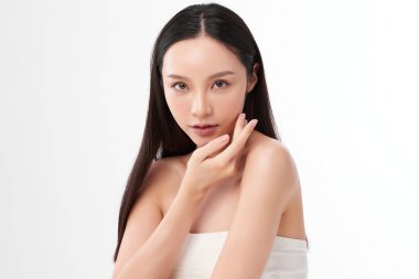 Beyaz arka planda temiz tenli güzel Asyalı kadın, yüz bakımı, yüz bakımı, kozmetoloji, güzellik ve kaplıca, Asyalı kadın portresi.