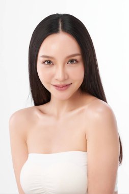 Beyaz arka planda temiz tenli güzel Asyalı kadın, yüz bakımı, yüz bakımı, kozmetoloji, güzellik ve kaplıca, Asyalı kadın portresi.