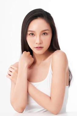 Beyaz arka planda temiz tenli güzel Asyalı kadın, yüz bakımı, yüz bakımı, kozmetoloji, güzellik ve kaplıca, Asyalı kadın portresi.