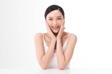 Beyaz arka planda temiz tenli güzel Asyalı kadın, yüz bakımı, yüz bakımı, kozmetoloji, güzellik ve kaplıca, Asyalı kadın portresi.