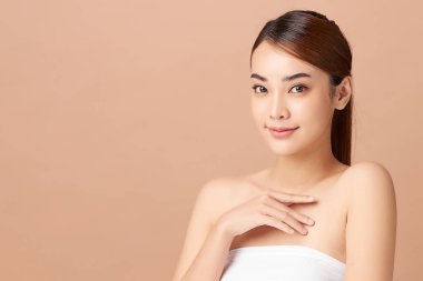Taze bej arkaplan, yüz bakımı, yüz bakımı, kozmetoloji, güzellik ve kaplıca, Asyalı kadın portresi.