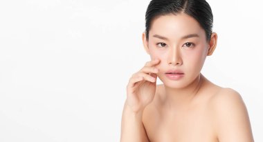 Beyaz arka planda temiz tenli güzel Asyalı kadın, yüz bakımı, yüz bakımı, kozmetoloji, güzellik ve kaplıca, Asyalı kadın portresi.