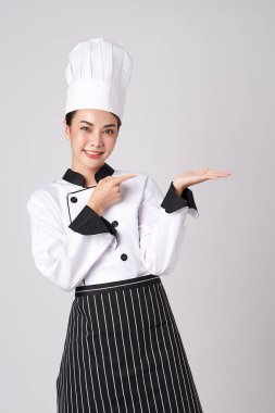 Beyaz arka planda güzel Asyalı kadın şef.