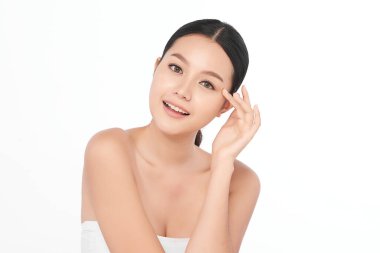 Beyaz arka planda temiz tenli güzel Asyalı kadın, yüz bakımı, yüz bakımı, kozmetoloji, güzellik ve kaplıca, Asyalı kadın portresi.