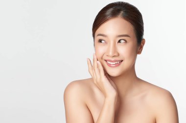 Beyaz arka planda temiz tenli güzel Asyalı kadın, yüz bakımı, yüz bakımı, kozmetoloji, güzellik ve kaplıca, Asyalı kadın portresi.