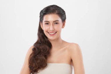 Beyaz arka planda temiz tenli güzel Asyalı kadın, yüz bakımı, yüz bakımı, kozmetoloji, güzellik ve kaplıca, Asyalı kadın portresi.
