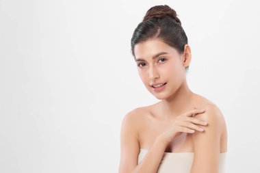 Beyaz arka planda temiz tenli güzel Asyalı kadın, yüz bakımı, yüz bakımı, kozmetoloji, güzellik ve kaplıca, Asyalı kadın portresi.