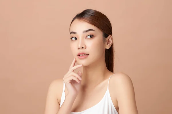 Mooie Jonge Aziatische Vrouw Met Schone Frisse Huid Beige Achtergrond — Stockfoto