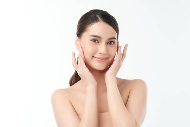 Beyaz arka planda temiz tenli güzel Asyalı kadın, yüz bakımı, yüz bakımı, kozmetoloji, güzellik ve kaplıca, Asyalı kadın portresi.