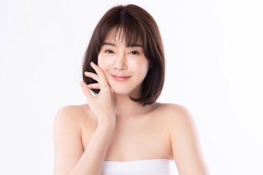 Beyaz arka planda temiz tenli güzel Asyalı kadın, yüz bakımı, yüz bakımı, kozmetoloji, güzellik ve kaplıca, Asyalı kadın portresi.