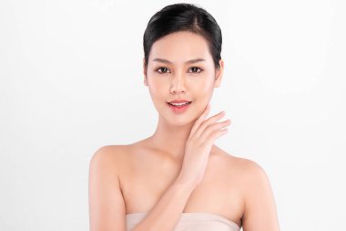 Beyaz arka planda temiz tenli güzel Asyalı kadın, yüz bakımı, yüz bakımı, kozmetoloji, güzellik ve kaplıca, Asyalı kadın portresi.