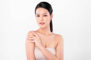 Beyaz arka planda temiz tenli güzel Asyalı kadın, yüz bakımı, yüz bakımı, kozmetoloji, güzellik ve kaplıca, Asyalı kadın portresi.