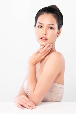Beyaz arka planda temiz tenli güzel Asyalı kadın, yüz bakımı, yüz bakımı, kozmetoloji, güzellik ve kaplıca, Asyalı kadın portresi.