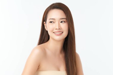 Beyaz arka planda temiz tenli güzel Asyalı kadın, yüz bakımı, yüz bakımı, kozmetoloji, güzellik ve kaplıca, Asyalı kadın portresi.