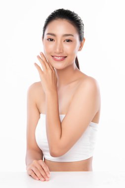 Beyaz arka planda temiz tenli güzel Asyalı kadın, yüz bakımı, yüz bakımı, kozmetoloji, güzellik ve kaplıca, Asyalı kadın portresi.