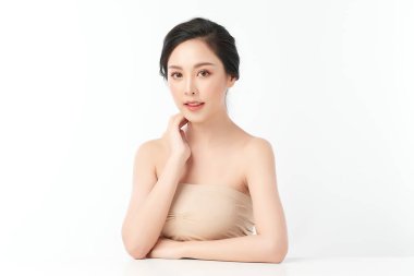 Beyaz arka planda temiz tenli güzel Asyalı kadın, yüz bakımı, yüz bakımı, kozmetoloji, güzellik ve kaplıca, Asyalı kadın portresi.