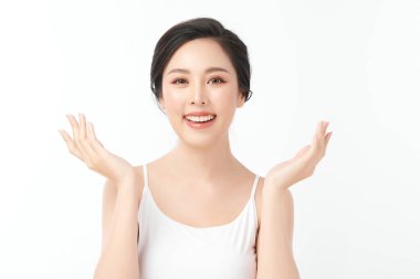 Beyaz arka planda temiz tenli güzel Asyalı kadın, yüz bakımı, yüz bakımı, kozmetoloji, güzellik ve kaplıca, Asyalı kadın portresi.