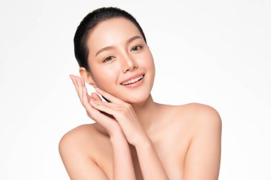 Beyaz arka planda temiz tenli güzel Asyalı kadın, yüz bakımı, yüz bakımı, kozmetoloji, güzellik ve kaplıca, Asyalı kadın portresi.
