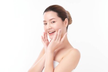 Beyaz arka planda temiz tenli güzel Asyalı kadın, yüz bakımı, yüz bakımı, kozmetoloji, güzellik ve kaplıca, Asyalı kadın portresi.