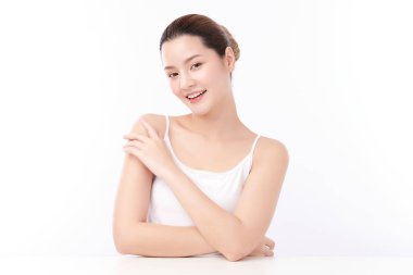 Beyaz arka planda temiz tenli güzel Asyalı kadın, yüz bakımı, yüz bakımı, kozmetoloji, güzellik ve kaplıca, Asyalı kadın portresi.