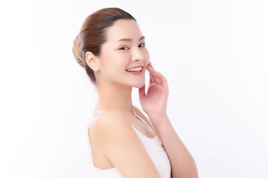 Beyaz arka planda temiz tenli güzel Asyalı kadın, yüz bakımı, yüz bakımı, kozmetoloji, güzellik ve kaplıca, Asyalı kadın portresi.