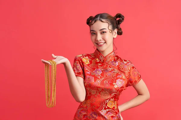 Atractiva Hembra Asiática China Vestido Tradición Está Sosteniendo Collar Oro — Foto de Stock