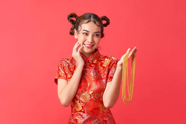 Atractiva Hembra Asiática China Vestido Tradición Está Sosteniendo Collar Oro — Foto de Stock