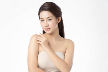 Beyaz arka planda temiz tenli güzel Asyalı kadın, yüz bakımı, yüz bakımı, kozmetoloji, güzellik ve kaplıca, Asyalı kadın portresi.