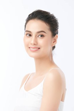 Beyaz arka planda temiz tenli güzel Asyalı kadın, yüz bakımı, yüz bakımı, kozmetoloji, güzellik ve kaplıca, Asyalı kadın portresi.