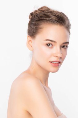 Beyaz arka planda temiz tenli güzel bir kadın, yüz bakımı, yüz bakımı, kozmetoloji, güzellik ve kaplıca, kadın portresi..