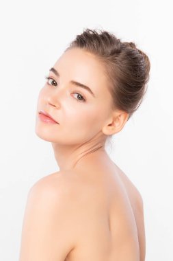 Beyaz arka planda temiz tenli güzel bir kadın, yüz bakımı, yüz bakımı, kozmetoloji, güzellik ve kaplıca, kadın portresi..