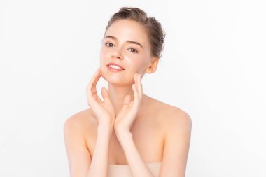 Beyaz arka planda temiz tenli güzel bir kadın, yüz bakımı, yüz bakımı, kozmetoloji, güzellik ve kaplıca, kadın portresi..