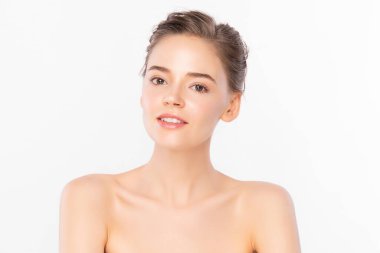 Beyaz arka planda temiz tenli güzel bir kadın, yüz bakımı, yüz bakımı, kozmetoloji, güzellik ve kaplıca, kadın portresi..