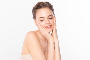 Beyaz arka planda temiz tenli güzel bir kadın, yüz bakımı, yüz bakımı, kozmetoloji, güzellik ve kaplıca, kadın portresi..