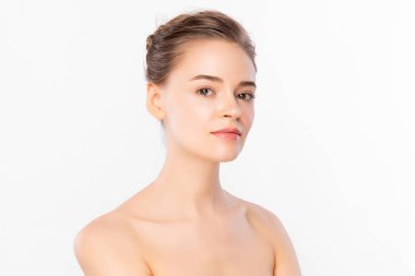 Beyaz arka planda temiz tenli güzel bir kadın, yüz bakımı, yüz bakımı, kozmetoloji, güzellik ve kaplıca, kadın portresi..