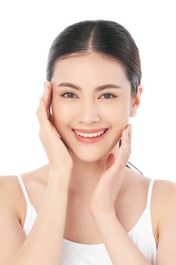 Beyaz arka planda temiz tenli güzel Asyalı kadın, yüz bakımı, yüz bakımı, kozmetoloji, güzellik ve kaplıca, Asyalı kadın portresi.