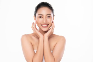 Güzel gülümseme genç bayan. Beyaz arkaplanda beyaz dişler,