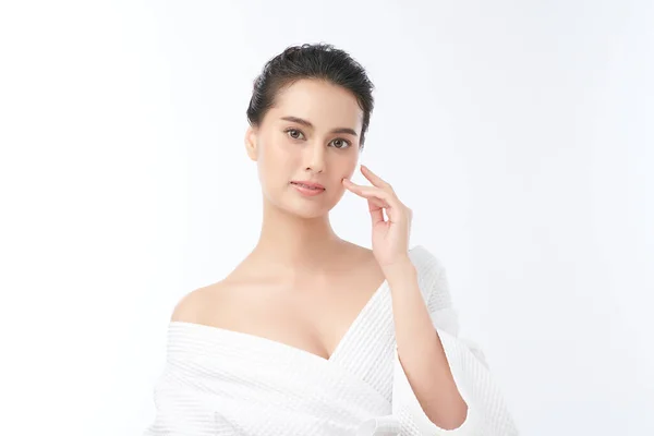 白い背景にバスローブを着た美しい若いアジアの女性 顔のケア 顔の治療 美容とスパのコンセプト — ストック写真