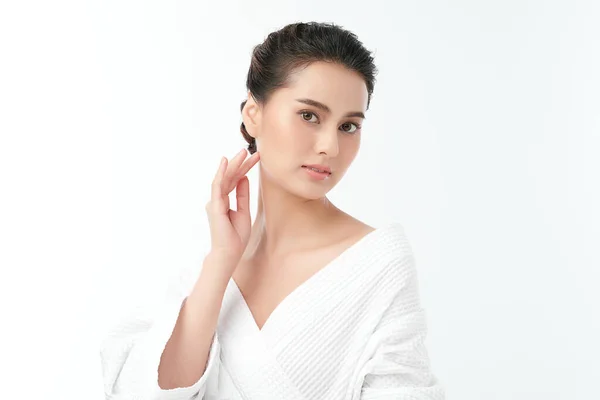白い背景にバスローブを着た美しい若いアジアの女性 顔のケア 顔の治療 美容とスパのコンセプト — ストック写真