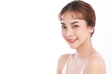 Beyaz arka planda temiz tenli güzel Asyalı kadın, yüz bakımı, yüz bakımı, kozmetoloji, güzellik ve kaplıca, Asyalı kadın portresi.